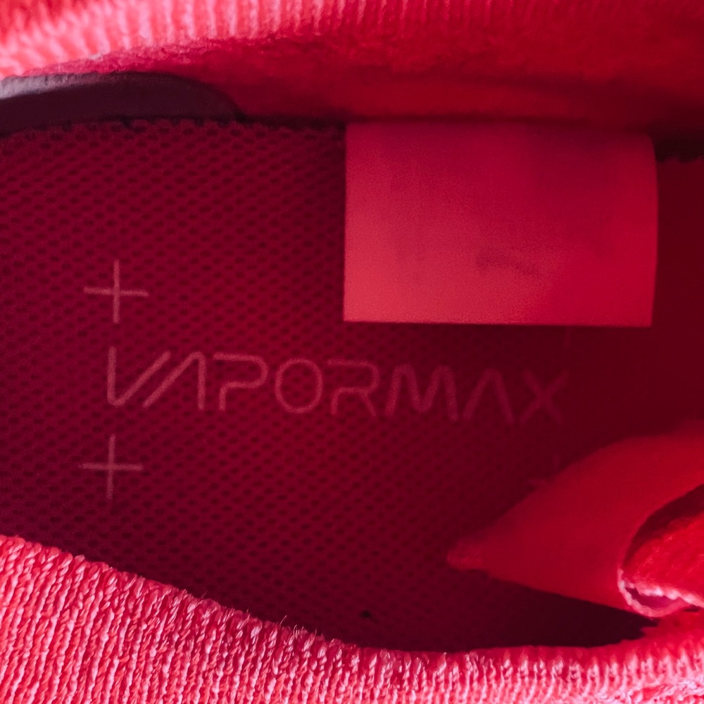 NIKE Women's Air Vapormax Flyknit 3 Running Shoe - Picture 6 of 9